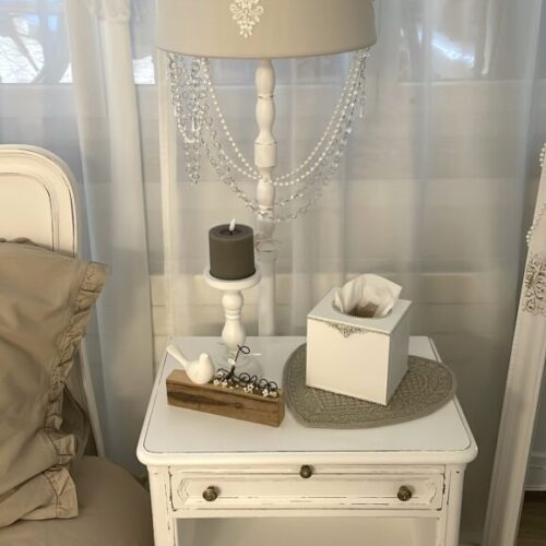 Handgefertigte Stehlampe mit Spitzenapplikationen