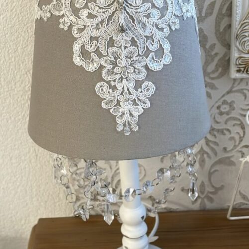 Handgefertigte Nachttischlampe in grau mit Spitze