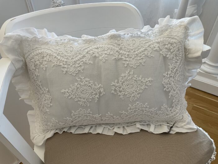 Rüschenkissen weiss 30x50cm