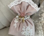Handgefertigtes Rosenduft Säckli mit Spitze im Shabby Chic Stil.