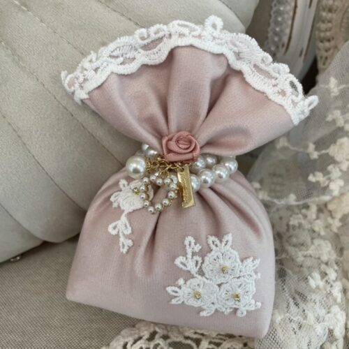 Handgefertigtes Rosenduft Säckli mit Spitze im Shabby Chic Stil.