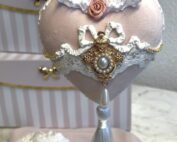 Handgefertigtes rosa Herz im Shabby Chic Stil mit Spitze, Perlenornament und Quaste