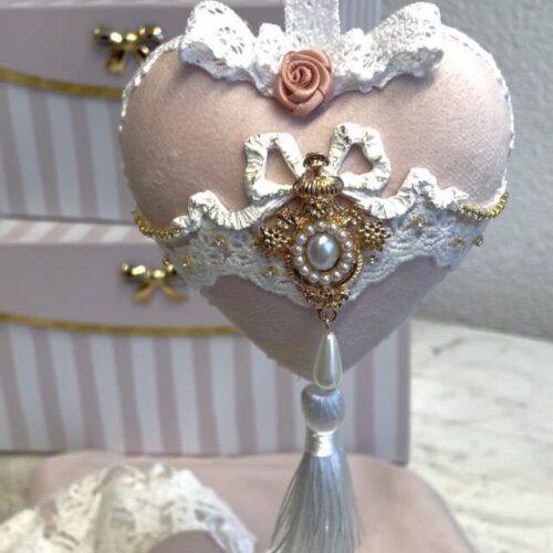 Handgefertigtes rosa Herz im Shabby Chic Stil mit Spitze, Perlenornament und Quaste